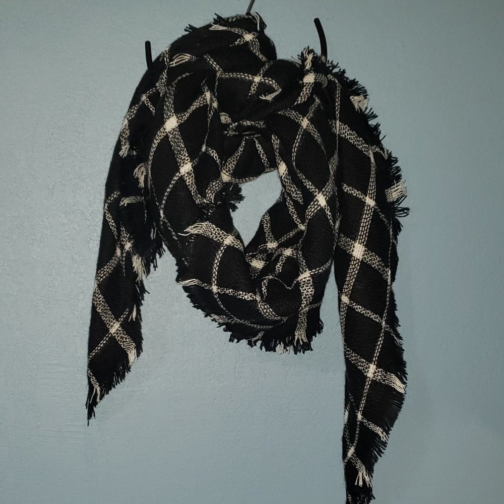 Black and white checkered blanket scarf